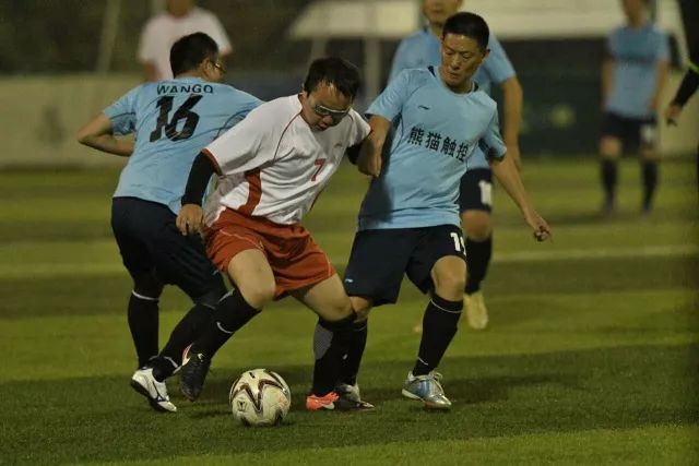 马克西46分布伦森40分 76人险胜尼克斯追至2-3